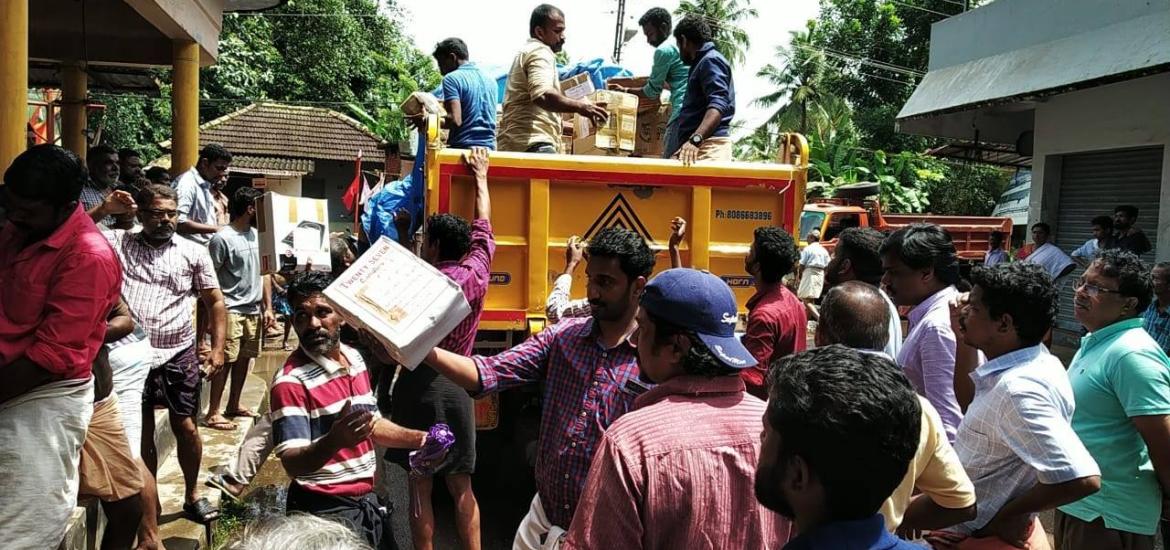 Prathidhwani's Mission Panthalam Vehicle distributed food