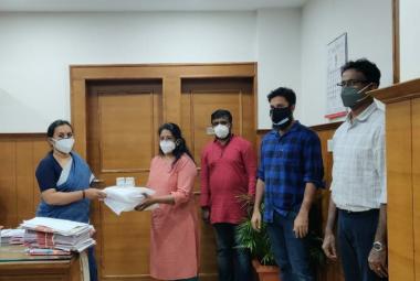 സർക്കാർ ആരോഗ്യ കേന്ദ്രങ്ങൾക്കു നൽകുന്ന ഓക്സിമീറ്ററുകളും പി പി ഇ കിറ്റുകളും മന്ത്രി ശ്രീമതി വീണ ജോർജിനു കൈമാറി